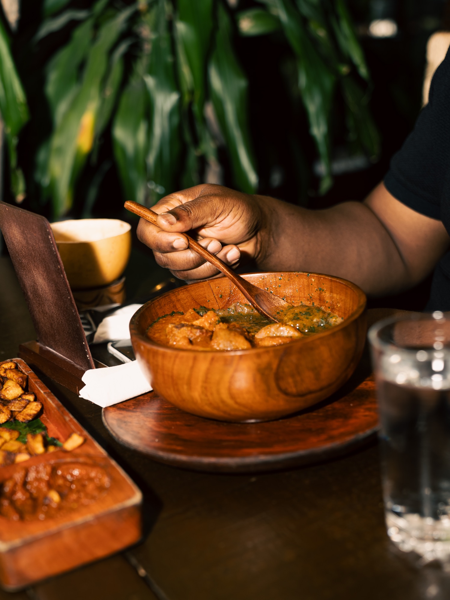 A guest enjoying the Ìpàdé Àbùlà experience